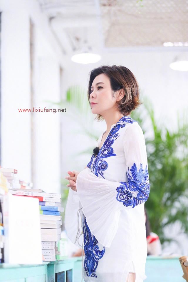 白色刺繡襯衫配短褲簡約優(yōu)雅，清爽舒適